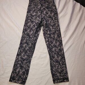 Lululemon wunder under high rise leggings, size 2, black gray leaf design